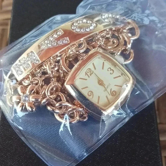 Women's Bracelet Watch LOVE Alphabet Alloy Quartz Watch Flower Decor..NWT - Picture 5 of 5